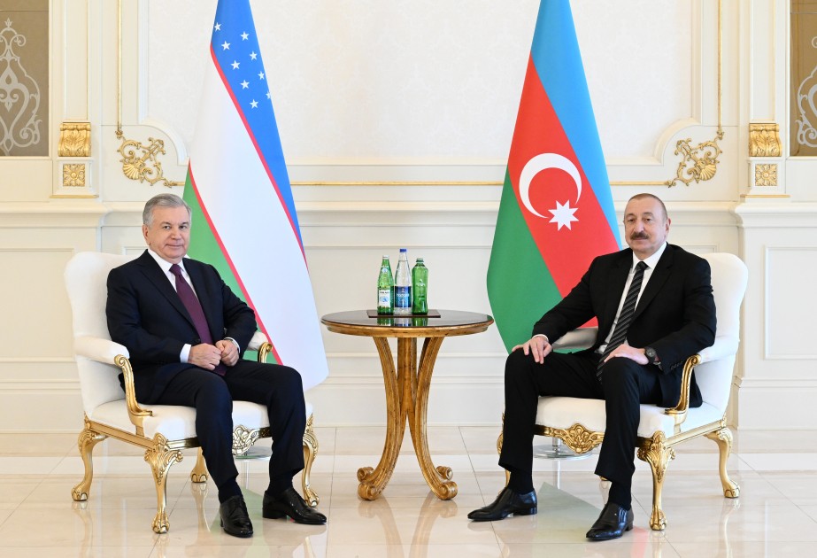 İlham Əliyev Şavkat Mirziyoyevi qarşıladı - FOTOLAR
