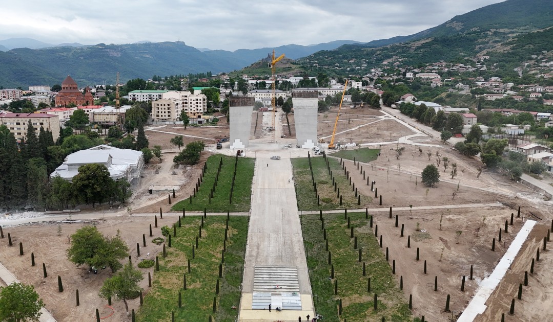 İlham Əliyev Xankəndidəki Zəfər parkında - FOTOLAR