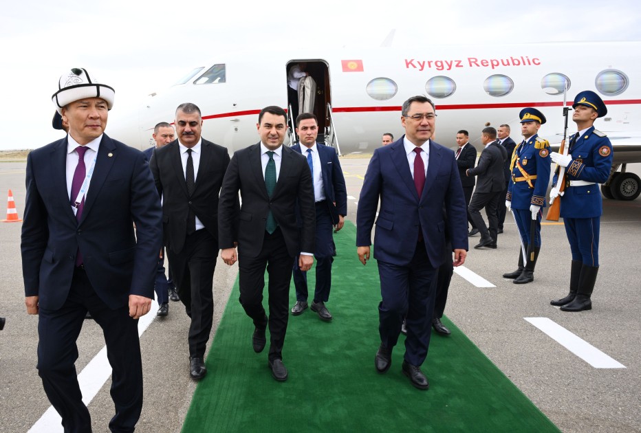 Qırğızıstan Prezidenti Azərbaycana gəldi - FOTO