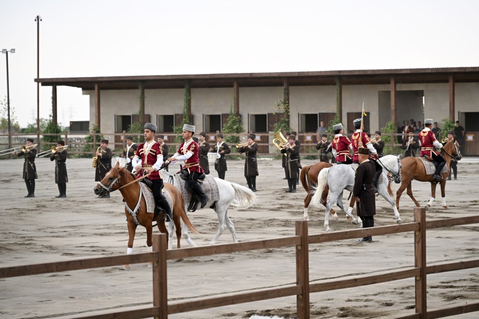 Liderlər Qarabağ atlarının Zəfər şousunu izlədilər - VİDEO (FOTOLAR)