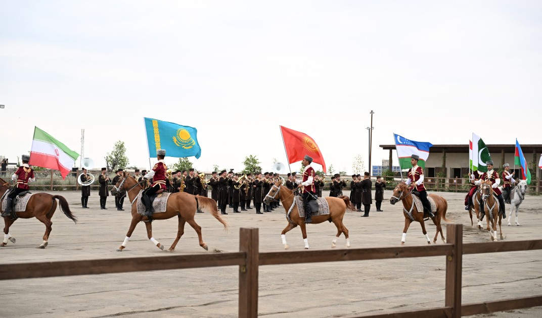 Liderlər Qarabağ atlarının Zəfər şousunu izlədilər - VİDEO (FOTOLAR)