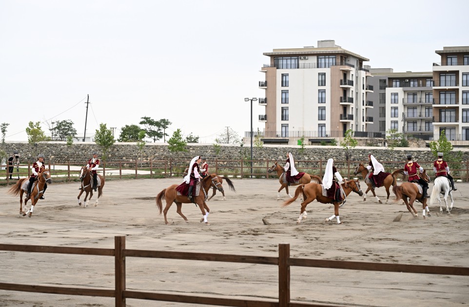 Liderlər Qarabağ atlarının Zəfər şousunu izlədilər - VİDEO (FOTOLAR)