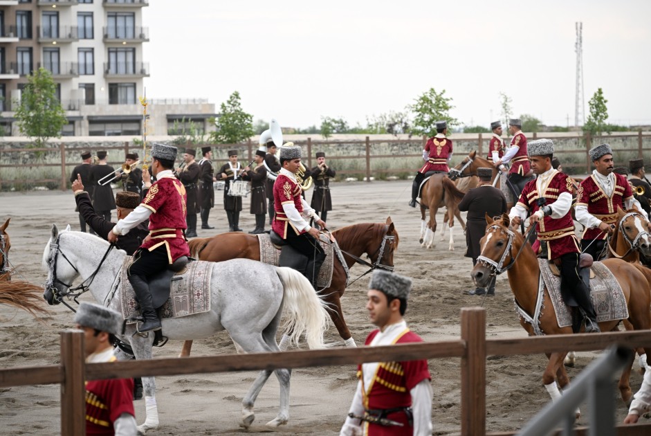 Liderlər Qarabağ atlarının Zəfər şousunu izlədilər - VİDEO (FOTOLAR)