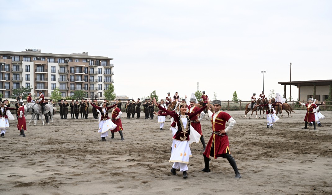 Liderlər Qarabağ atlarının Zəfər şousunu izlədilər - VİDEO (FOTOLAR)