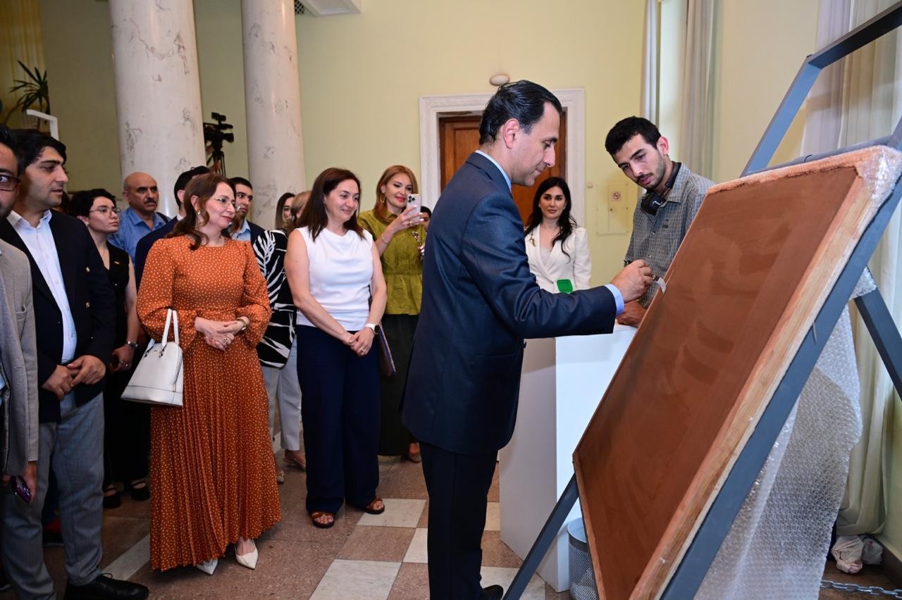 “Sənin adın nədir?” adlı rəsm sərgisinin açılışı olub - FOTOLAR