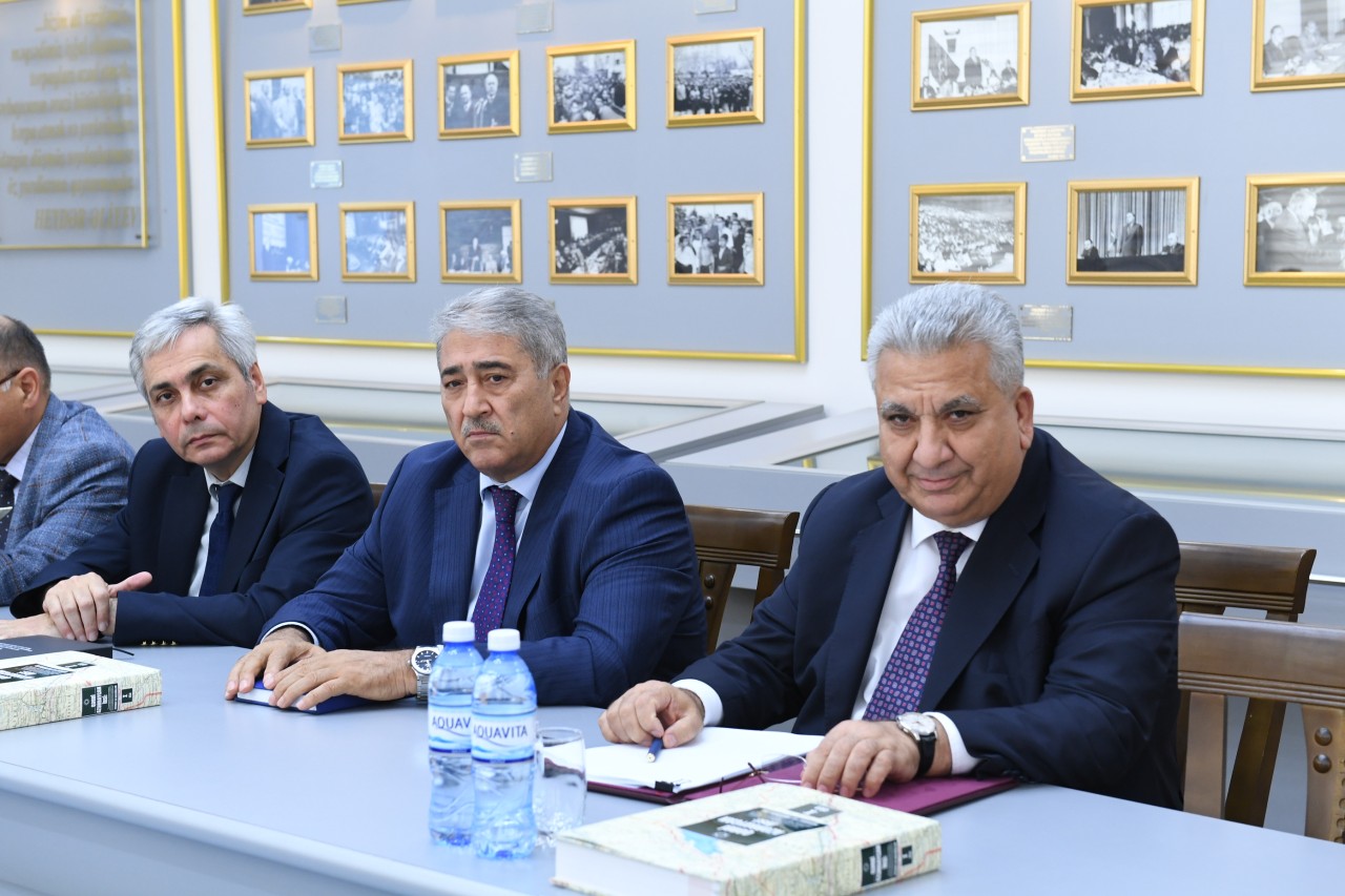 Qərbi Azərbaycanla bağlı kitab təqdim edilib - FOTOLAR