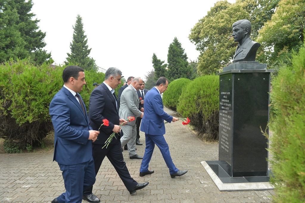Taleh Qaraşov Aşura günü şəhidlərimizin məzarlarını ziyarət etdi - FOTOLAR