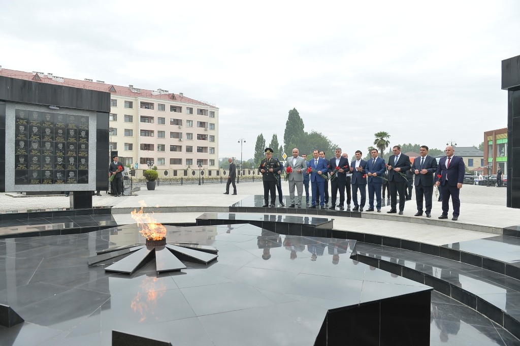 Taleh Qaraşov Aşura günü şəhidlərimizin məzarlarını ziyarət etdi - FOTOLAR