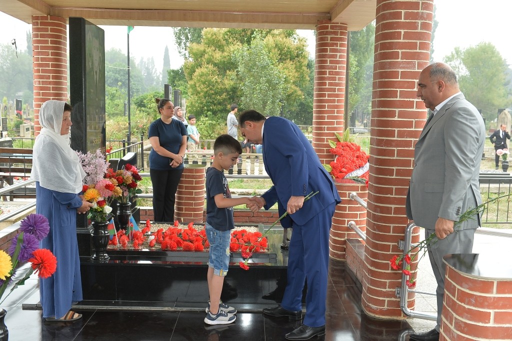 Taleh Qaraşov Aşura günü şəhidlərimizin məzarlarını ziyarət etdi - FOTOLAR