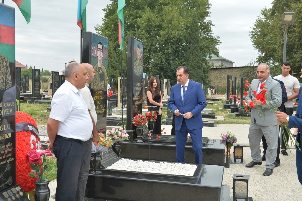 Taleh Qaraşov Aşura günü şəhidlərimizin məzarlarını ziyarət etdi - FOTOLAR