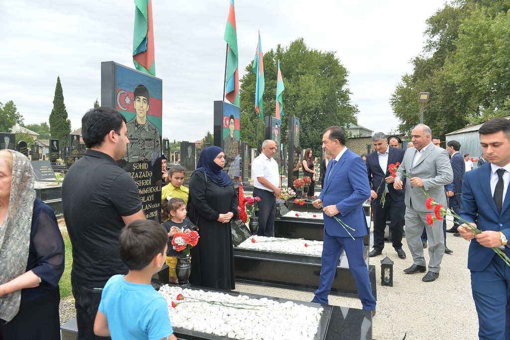 Taleh Qaraşov Aşura günü şəhidlərimizin məzarlarını ziyarət etdi - FOTOLAR