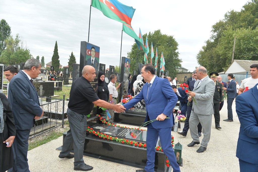 Taleh Qaraşov Aşura günü şəhidlərimizin məzarlarını ziyarət etdi - FOTOLAR