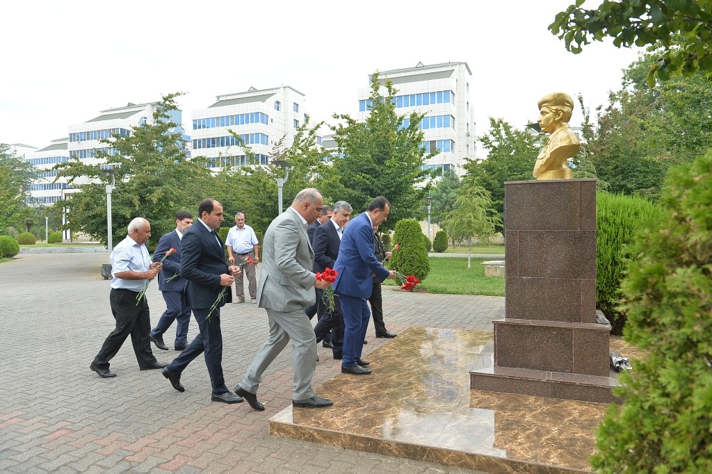 Taleh Qaraşov Aşura günü şəhidlərimizin məzarlarını ziyarət etdi - FOTOLAR