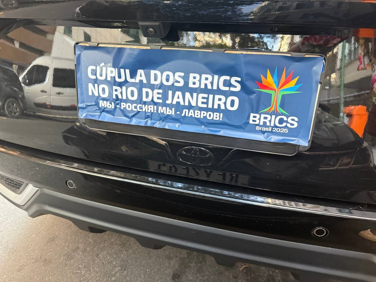 Lavrov Braziliyada avtomobil nişanı ilə təəccübləndirdi - FOTO