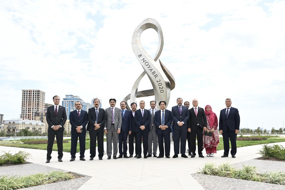 Pakistan Milli Assambleyasının sədri Zəfər parkında - FOTOLAR