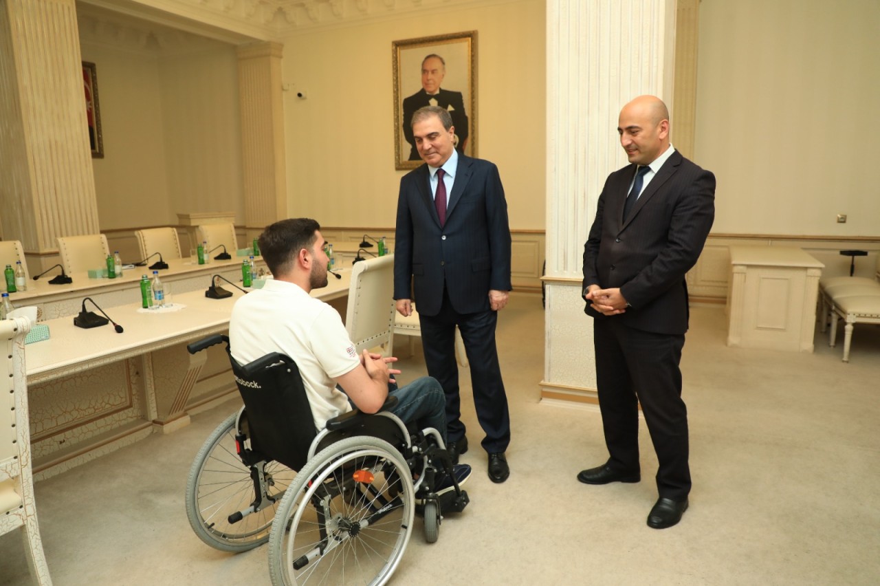 Niyazi Bayramov məzun olan müharibə iştirakçısı ilə görüşdü - FOTOLAR