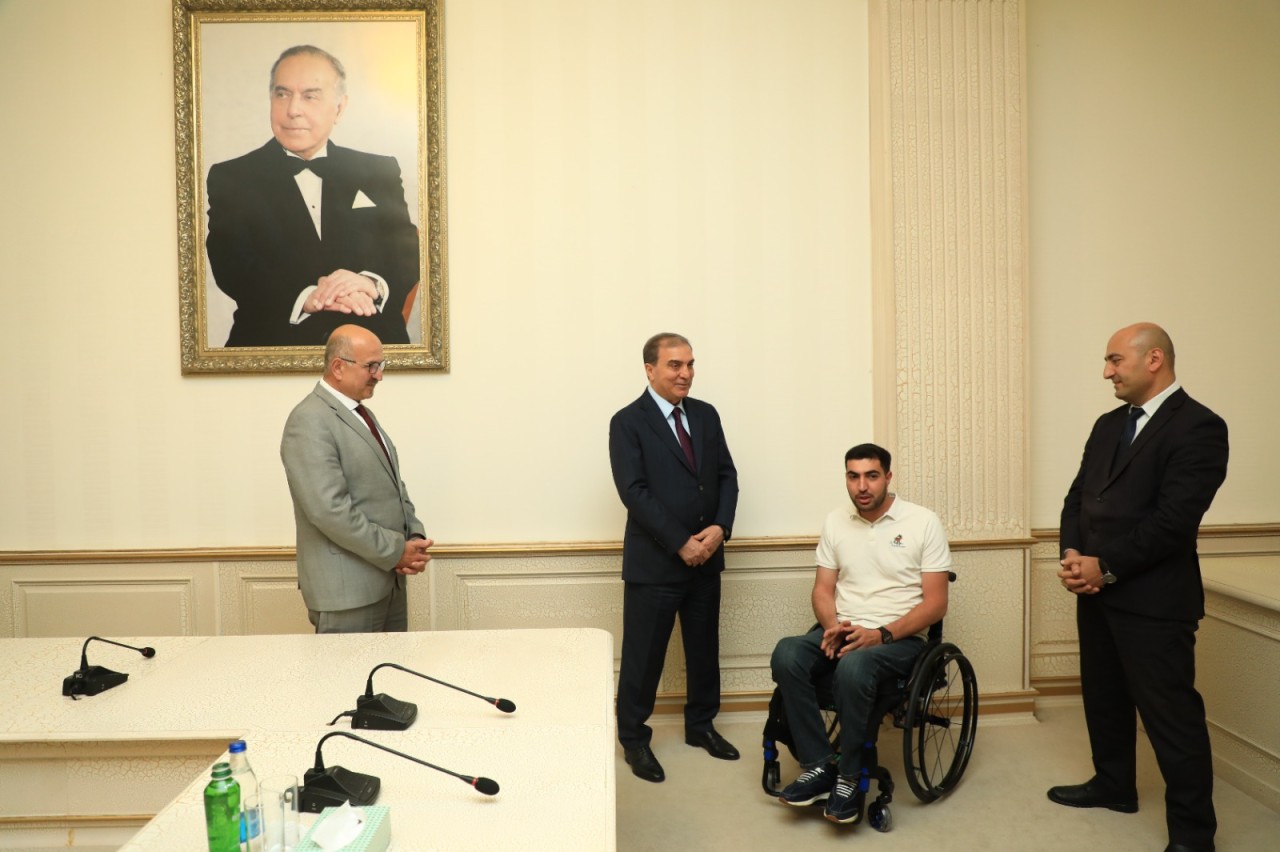 Niyazi Bayramov məzun olan müharibə iştirakçısı ilə görüşdü - FOTOLAR