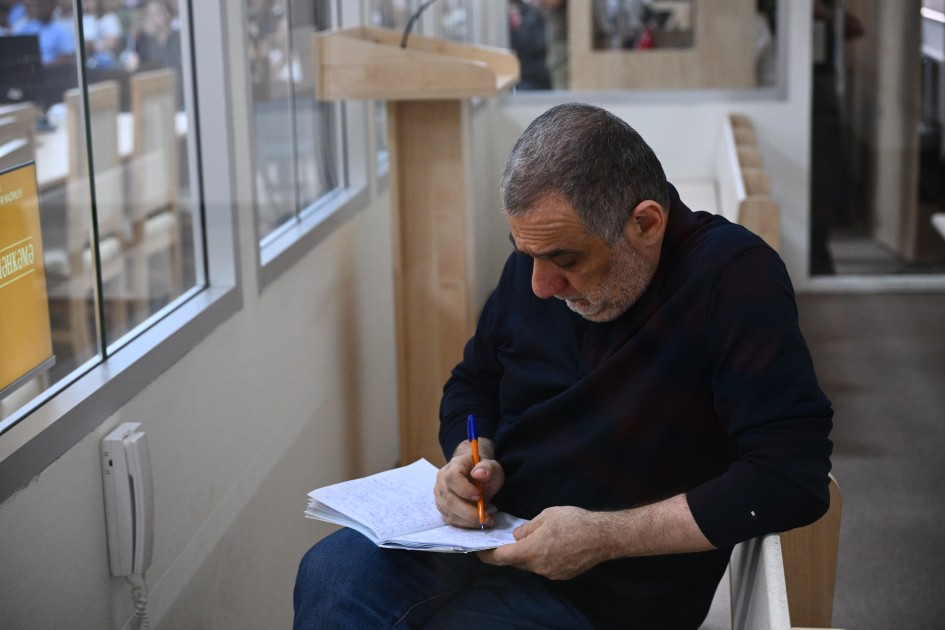 Zərərçəkmişlər erməni cinayətlərindən danışdı, Vardanyan dinlədi - FOTOLAR