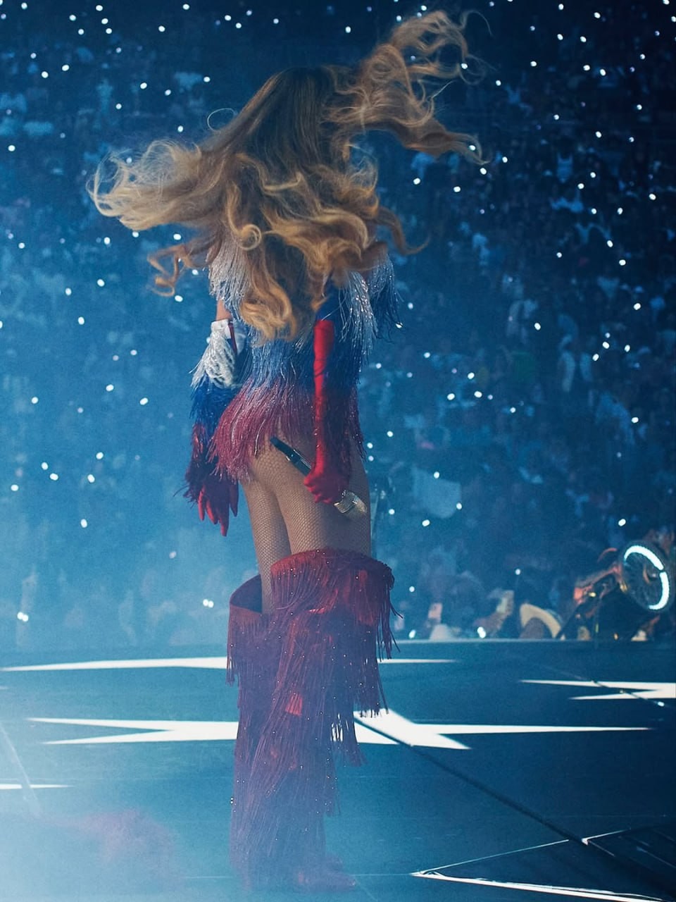 Səhnə geyimi bu ölkənin bayrağına bənzədildi - FOTOLAR