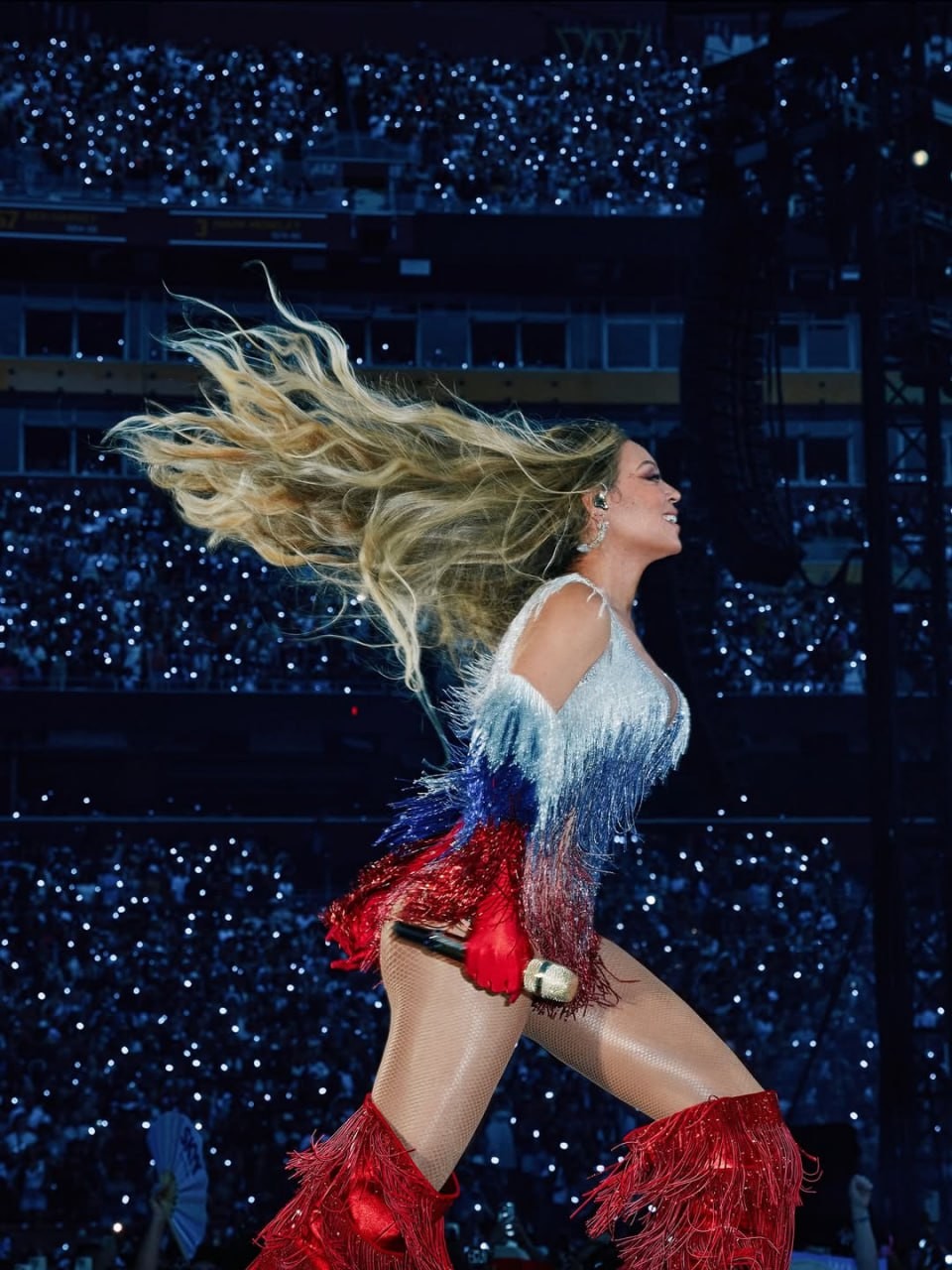 Səhnə geyimi bu ölkənin bayrağına bənzədildi - FOTOLAR