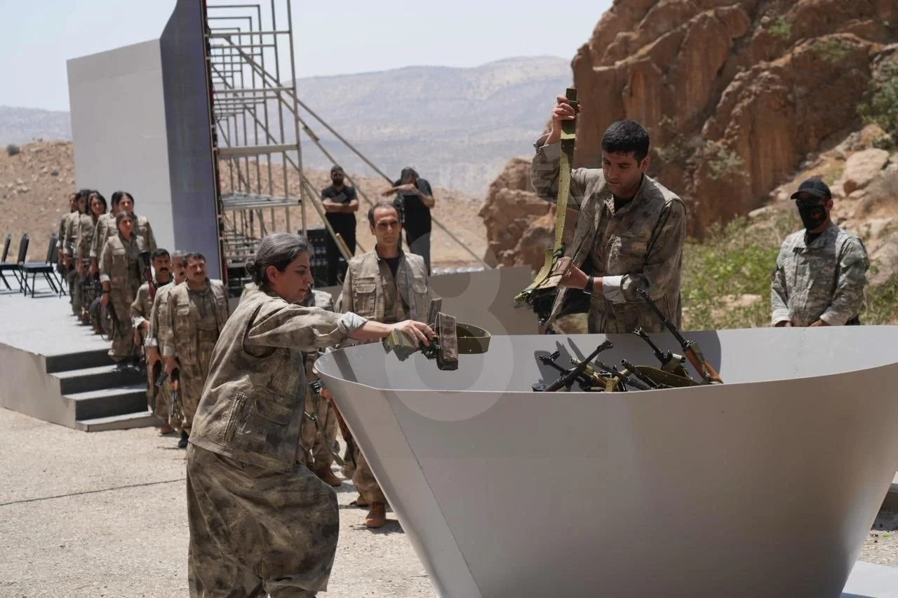 PKK-çılar silahlarını yandırırlar - FOTOLAR (YENİLƏNİB)