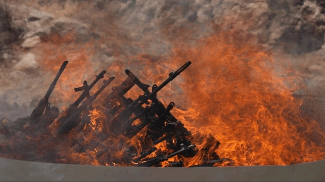 PKK-çılar silahlarını yandırırlar - FOTOLAR (YENİLƏNİB)