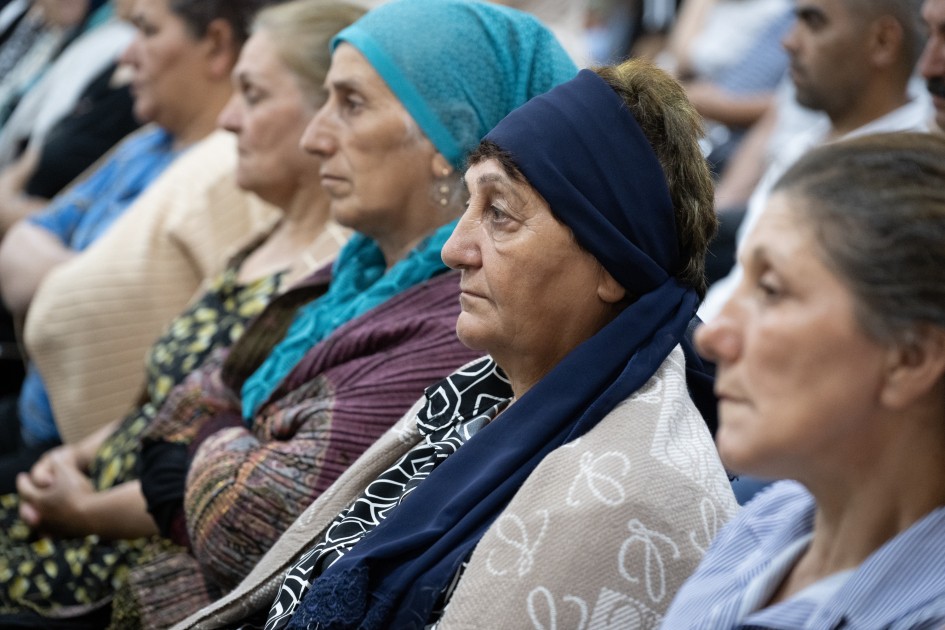 Girovluqda dünyaya gətirdiyi körpəsini ona qaytaran qadını məhkəmədə tanıdı (FOTOLAR)