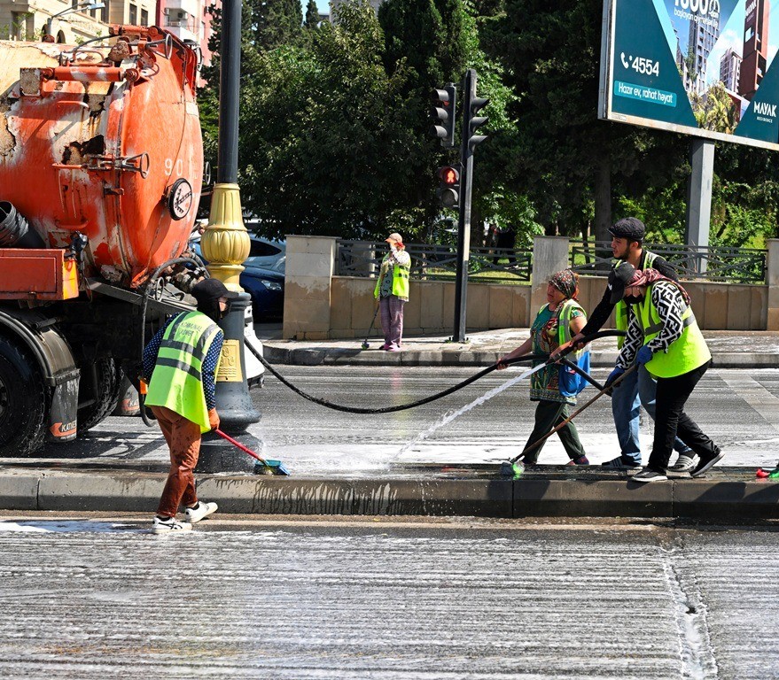 Bu gün Bakının 549 küçəsi yuyulub - FOTOLAR