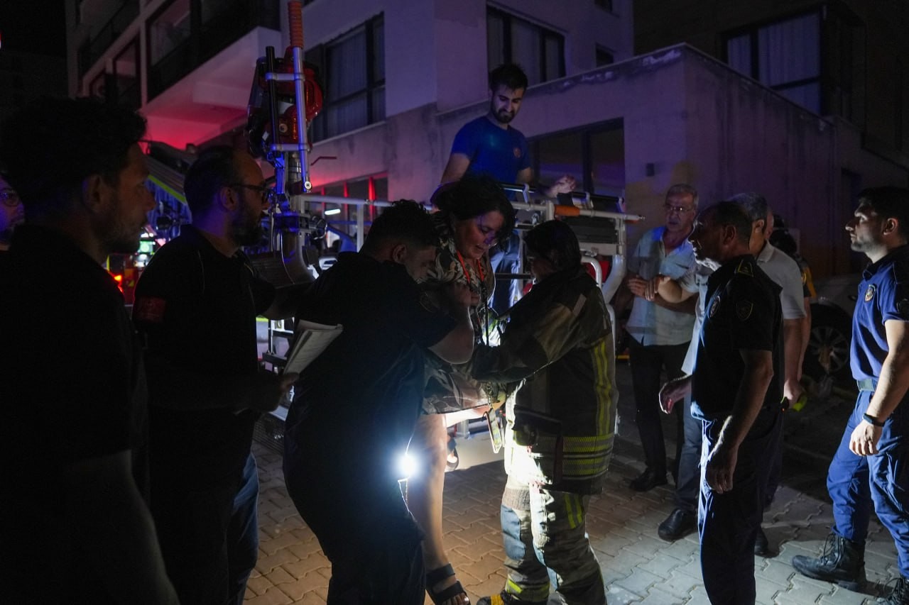 Türkiyədə yaşayış binası yandı, ölənlər var - FOTOLAR