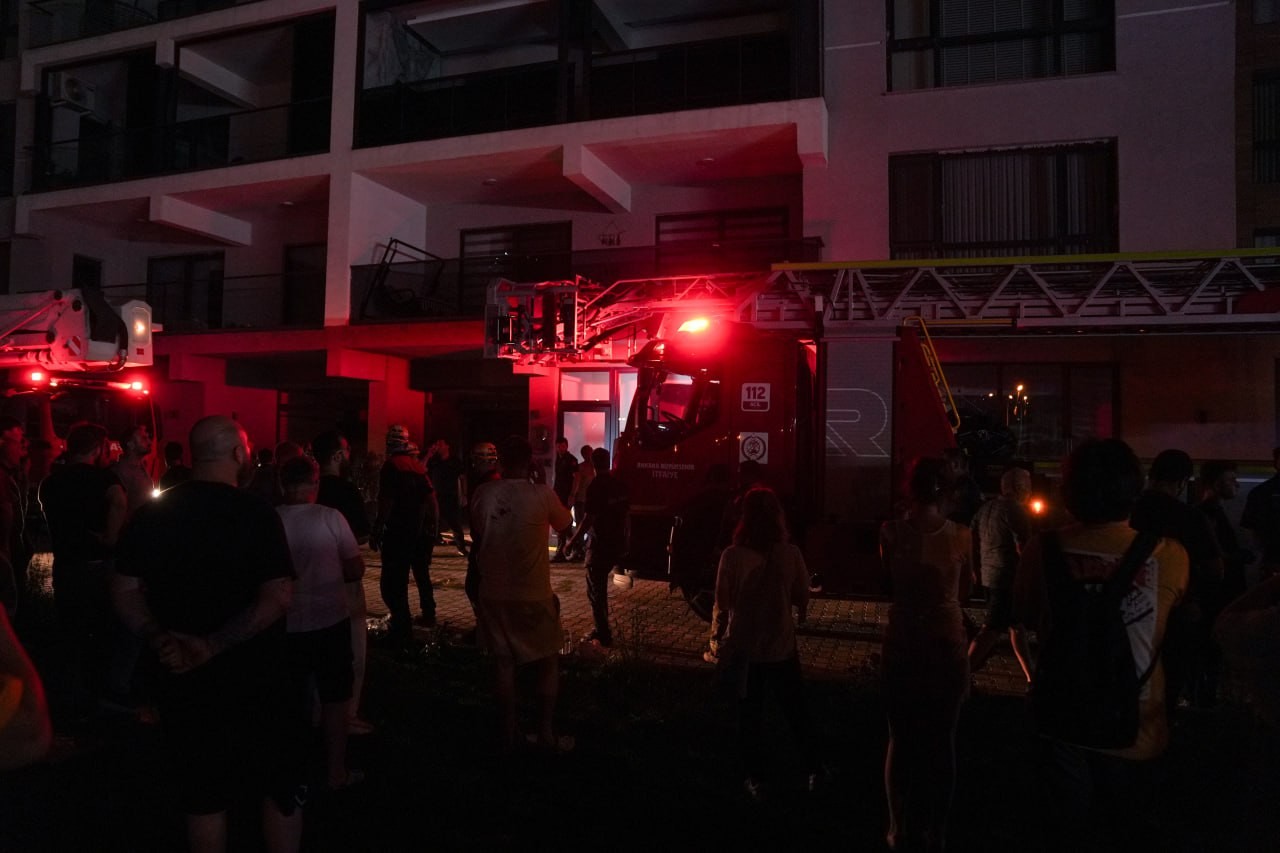 Türkiyədə yaşayış binası yandı, ölənlər var - FOTOLAR