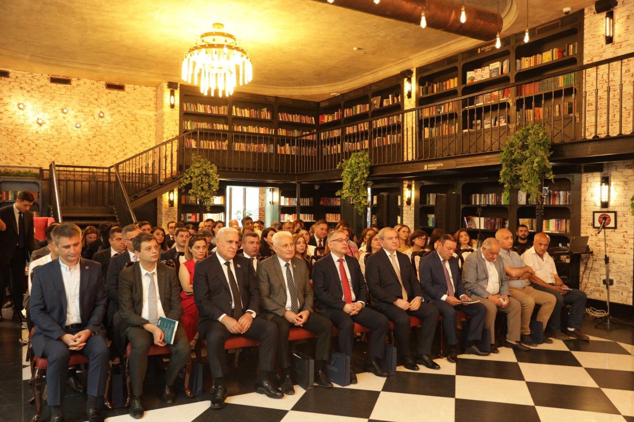 “İctimaiyyətlə əlaqələrin əsasları” adlı dərs vəsaitinin təqdimatı keçirildi - FOTOLAR