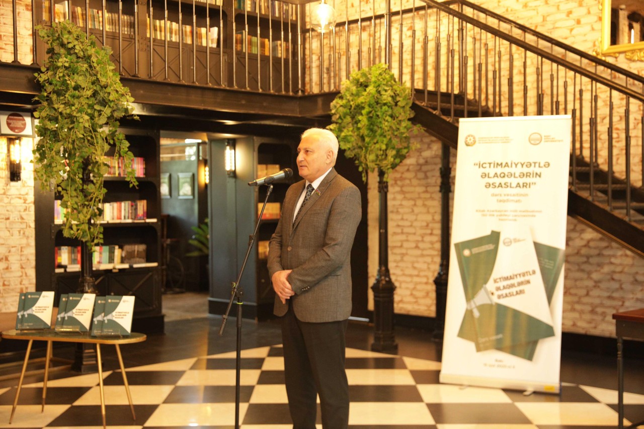 “İctimaiyyətlə əlaqələrin əsasları” adlı dərs vəsaitinin təqdimatı keçirildi - FOTOLAR