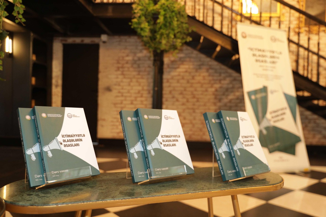 “İctimaiyyətlə əlaqələrin əsasları” adlı dərs vəsaitinin təqdimatı keçirildi - FOTOLAR