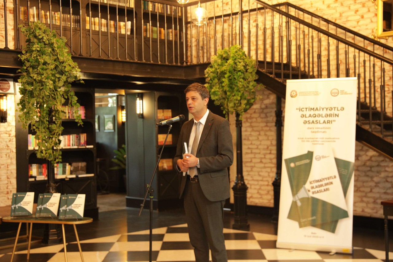 “İctimaiyyətlə əlaqələrin əsasları” adlı dərs vəsaitinin təqdimatı keçirildi - FOTOLAR