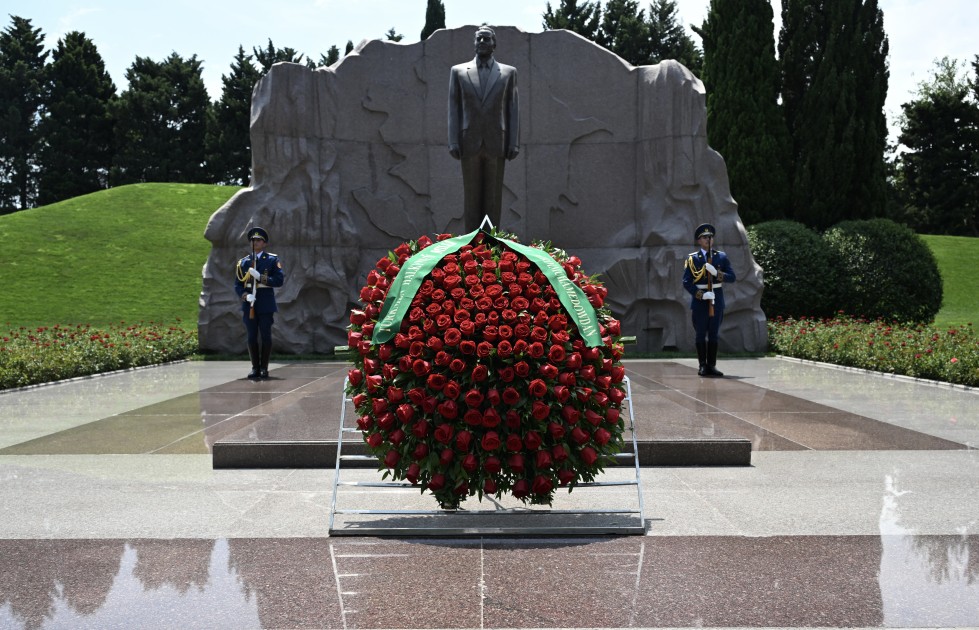 Berdiməhəmmədov Heydər Əliyevin məzarını ziyarət edib - FOTO