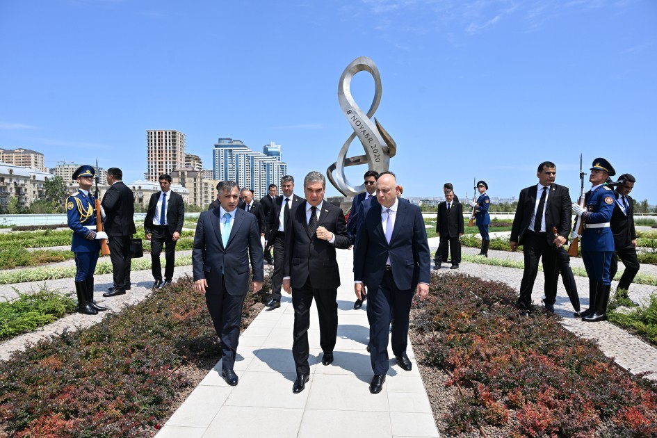 Berdiməhəmmədov Zəfər parkını ziyarət edib - FOTOLAR