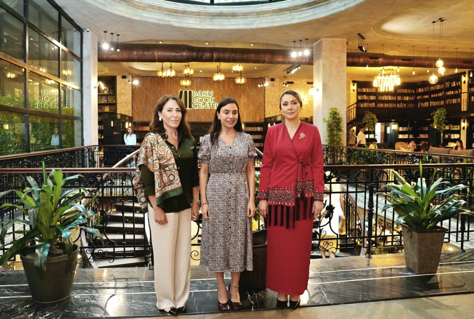 Berdiməhəmmədovun qızı Bakı Kitab Mərkəzində olub - FOTOLAR