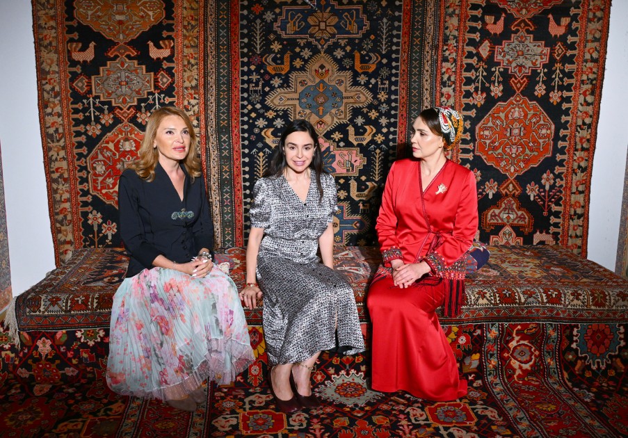 Berdiməhəmmədovun qızı Milli Xalça Muzeyini ziyarət edib - FOTOLAR