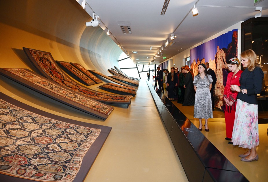 Berdiməhəmmədovun qızı Milli Xalça Muzeyini ziyarət edib - FOTOLAR