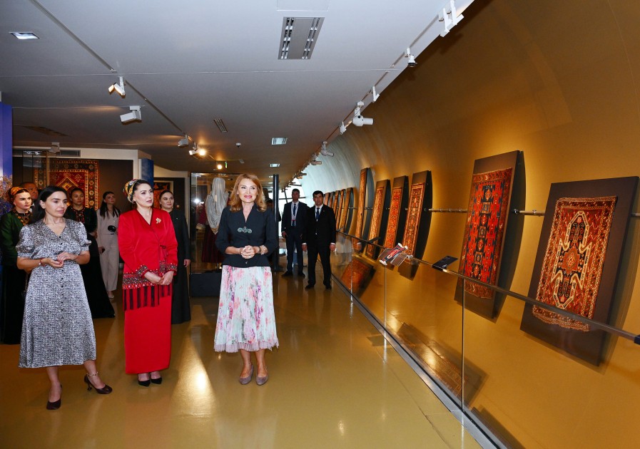 Berdiməhəmmədovun qızı Milli Xalça Muzeyini ziyarət edib - FOTOLAR