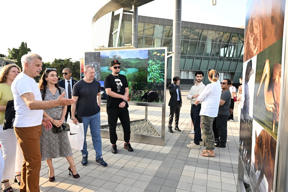 Leyla Əliyeva Dənizkənarı bulvarda sərgi açılışında - FOTOLAR