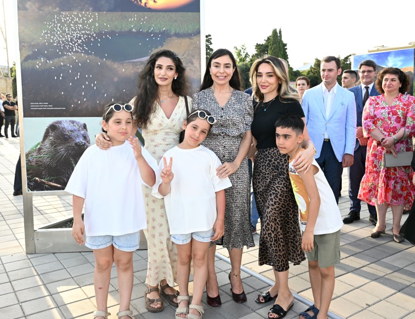 Leyla Əliyeva Dənizkənarı bulvarda sərgi açılışında - FOTOLAR