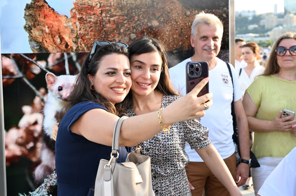 Leyla Əliyeva Dənizkənarı bulvarda sərgi açılışında - FOTOLAR