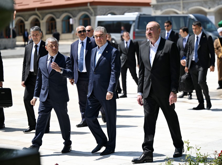 Şuşada gülləbaran edilmiş heykəllərə baxdılar - FOTOLAR