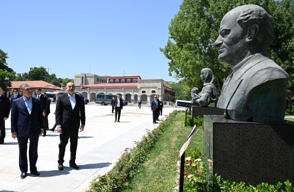 Şuşada gülləbaran edilmiş heykəllərə baxdılar - FOTOLAR