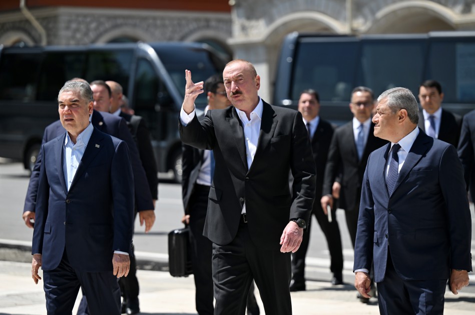 Şuşada gülləbaran edilmiş heykəllərə baxdılar - FOTOLAR