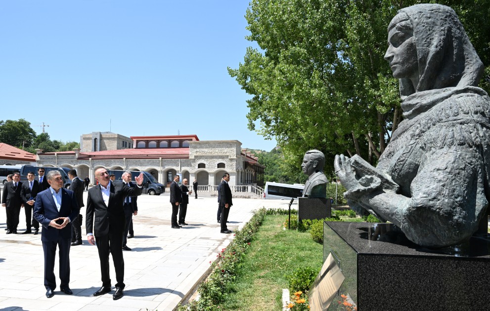 Şuşada gülləbaran edilmiş heykəllərə baxdılar - FOTOLAR