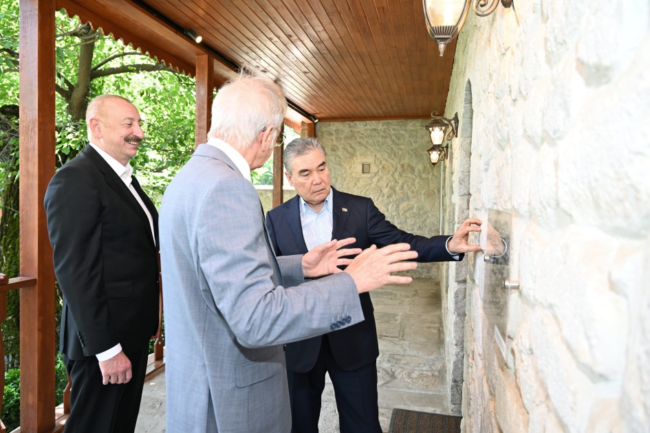 Liderlər Bülbülün ev-muzeyində - FOTOLAR