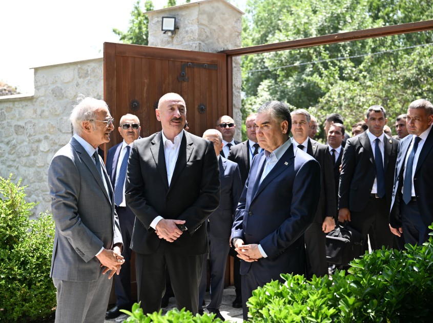 Liderlər Bülbülün ev-muzeyində - FOTOLAR