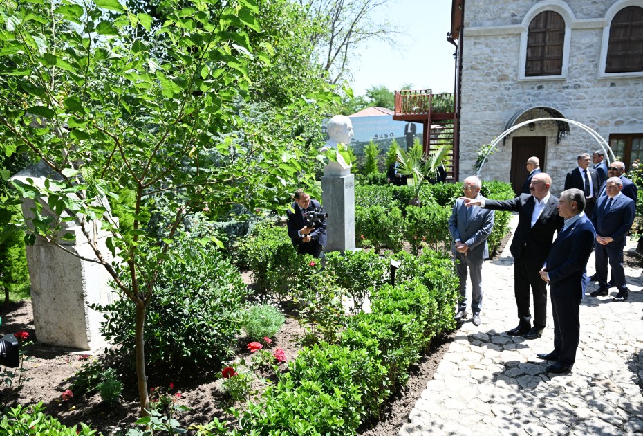 Liderlər Bülbülün ev-muzeyində - FOTOLAR